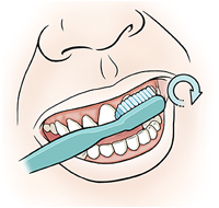 Primer plano de una boca en donde se ve el cepillo en los dientes superiores.