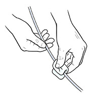 Primer plano de manos que limpian un catéter.