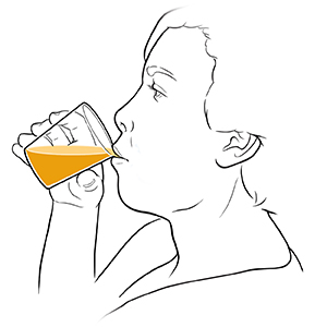 Mujer bebiendo jugo de fritas de un vaso.