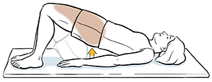 Una mujer acostada boca arriba hace un ejercicio de extensión de cadera.