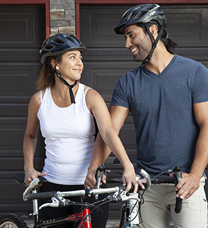 Un hombre y una mujer andan en bicicleta.