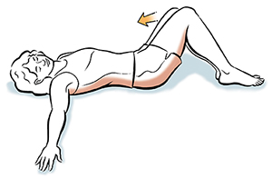 Mujer acostada boca arriba con los brazos extendidos. La cadera y la pelvis están rotadas hacia un lado.