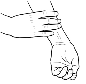 Vista de la palma de la mano y el antebrazo. Otra mano está revisando el antebrazo con los dedos.