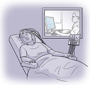 Mujer recostada en una silla en una habitación con luz tenue, con electrodos en la cabeza. Un proveedor de atención médica está sentado del otro lado de la pared mirando la prueba de la mujer en un monitor.