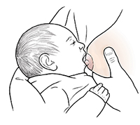 Una mujer sostiene al bebé en el pecho, preparándolo para que se prenda.