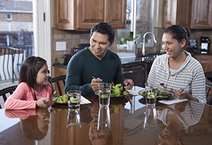 Una familia reunida para disfrutar de una comida saludable
