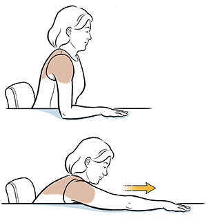 Mujer sentada en una silla con el brazo apoyado sobre la mesa haciendo un ejercicio de flexión de hombros.