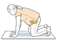Mujer embarazada apoyada sobre rodillas y codos haciendo un ejercicio de inclinación de la pelvis.