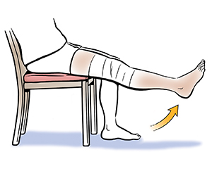 Parte inferior del cuerpo de una persona sentada; se ve que está haciendo extensiones de rodilla en arco largo.