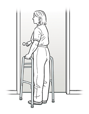 Mujer con andador empujando la puerta para abrirla y preparándose para pasar.