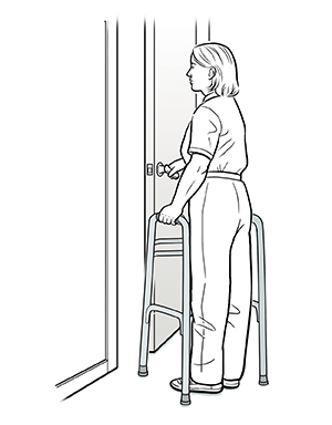 Mujer con andador tirando de la puerta para abrirla y preparándose para pasar.