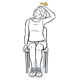 Una mujer sentada en una silla que hace un ejercicio para liberar la tensión del cuello.