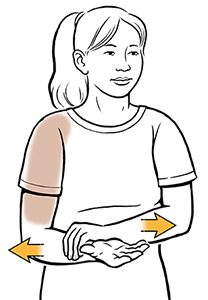 Una mujer hace un ejercicio de rotación externa del hombro.