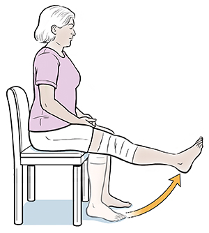 Mujer sentada en una silla haciendo los ejercicios de rodilla de sentado. Su rodilla estará vendada.