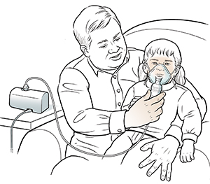 Hombre sosteniendo a una niña pequeña en su regazo ayudándole a respirar con un nebulizador.