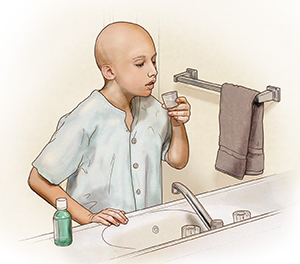 Niño de pie frente al lavabo del baño, que se prepara para enjuagarse la boca. La botella del enjuague está sobre la encimera, junto al lavabo.