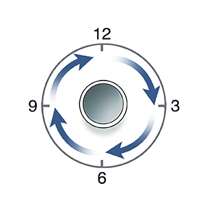 Primer plano de una cánula de traqueotomía rodeada por la esfera de un reloj con cuatro flechas que indican en qué dirección limpiarla.